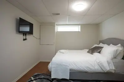 Image de Very Decent 2 Bedroom Basement Unit 2 min drive to University of Manitoba