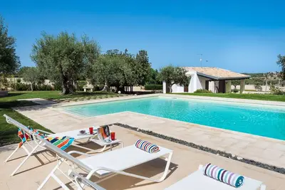 Belle maison de vacances privée avec climatisation, piscine privée, Wifi, Tv, patio et parking