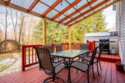 Spacious Home 10 Mins From Portland & Beaches - Family Friendly, Sleeps 12!