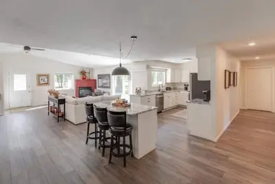 Image de Centrally located 4 Br home!