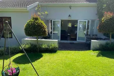Image de Beautiful Two Bedroomed Cottage en suite with Solar in heart of Constantia