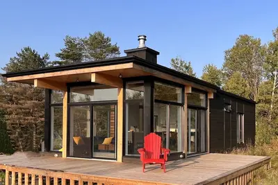 Image de Chalet Chik Shack neuf à 5 minutes du Mont-Orford Idéal pour travail à distance!