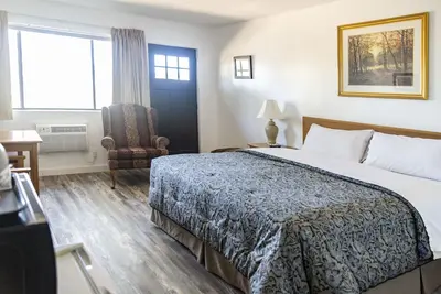 Image de Quaint Single King Hotel Room overlooking the Gunnison River and your Private Patio! Perfect for fishing and exploring the outdoors.