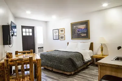 Image de Charming boutique hotel nestled on 20 acres alongside the enchanting Gunnison River! Whether you're here for fishing, wine tasting, or any adventure of your choice, our hotel is the perfect welcoming basecamp for your unforgettable experience.