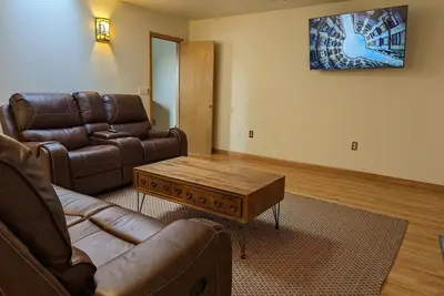 Image de Step into a welcoming embrace of comfort and scenic tranquility as you explore this inviting 2-bedroom hotel apartment along the Gunnison River in Delta, Co.