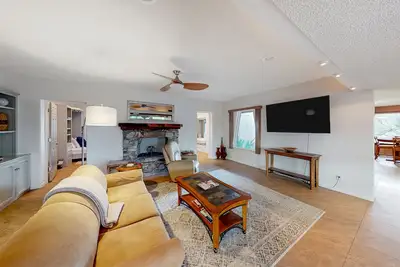 Image de Mountain view home with private pool, tranquil patio & beautiful kitchen