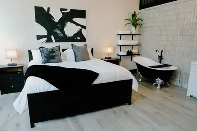 Image de Mayor's Suite offers a cozy loft for rent with beautiful historical views