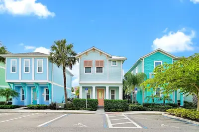 Image de Tequila Sunrise Cottage with Private Hot Tub near Disney with Margaritaville.