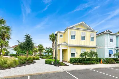 Image de Sunny Yellow Cottage near Disney with Margaritaville Resort & Island H20.
