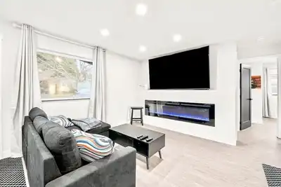 Image de Spacious Retreat Near Lake Washington w/ Hot Tub!