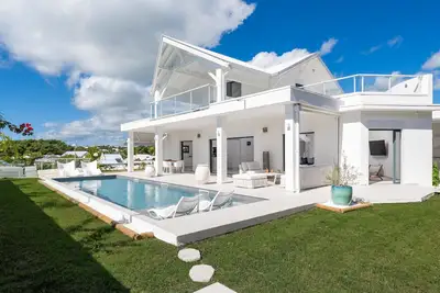 Image de 3 chambres climatisées, une piscine privée, et un salon ouvert sur la terrasse
