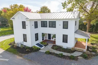 Image de Summit Point Historic \"1850's House\" short drive from Racing, Rivers, & History!