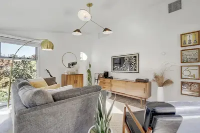 Image de Stunning Contemporary Home with Hot Tub