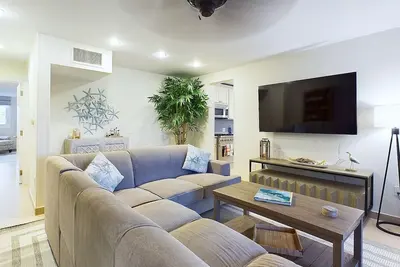 Image de Immerse Yourself in Luxury at our breathtaking beachfront Condo!