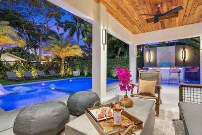 Image de New! Vizcaya Salt Water Pool House w Spa   & Outdoor Kitchen