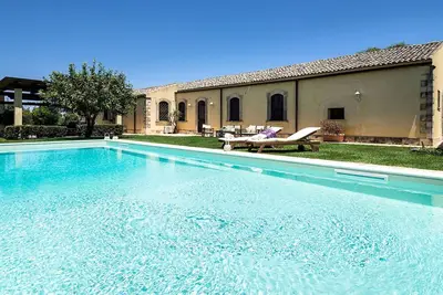 Image de Belle maison de vacances privée avec piscine privée, climatisation, Wifi, Tv, terrasse, parking