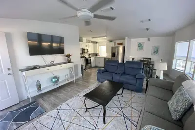 Image de Spring / Summer Special 55+ Gated Community - 100 steps pool/hot tub