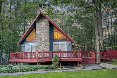 Image de Chic Poconos Chalet I Hot Tub I Fire Pit I Pets I Sleeps 8 I Lakes & Pools