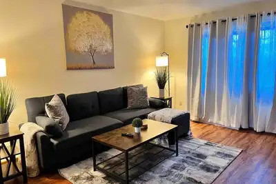 Image de Beautiful 2br Apartment. Black-out Curtains