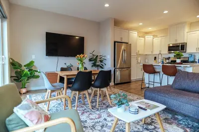 Image de Modern + Bright South Salem Townhouse with King Bed + Game Room