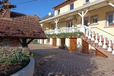 Image de Appartement de vacances \"Gite Béthanie\" avec vue sur montagne, terrasse privée en bois et Wi-Fi