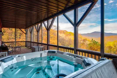Image de Up Here In the Mountains - Luxury Cabin in Newland with Views, Hot Tub, & Pool Table!