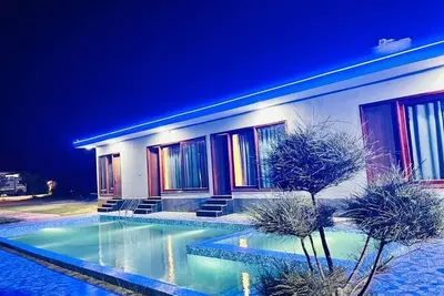 Image de Luxury Private farm house For Parties