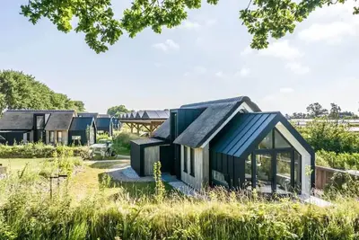 Image de Détendez-vous dans ce chalet, découvrez l'espace depuis le canapé, de la poutre faîtière au jardin e