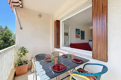 Image de T1 cosy avec terrasse et parking privé près de la plage des Lecques