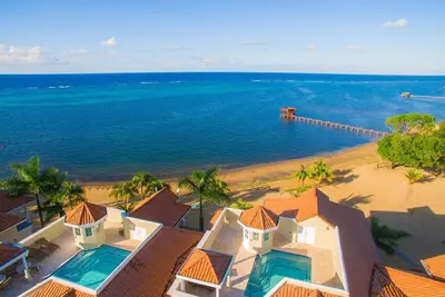 Image de Oceanfront condo with private rooftop pool in gated community