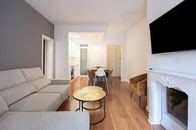 Image de This stately 2-bedroom vacation apartment in the upscale Sant Gervasi neighborhood of Barcelona. <br>Surrounded by the antique architecture and tranquil sidewalk cafes of the neighborhood, this apartment is a great starting point for your trip.