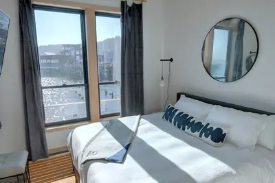 Image de Pets Allowed, River View King Room at Bowline Hotel