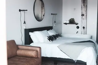 Image de Pet-friendly, Luxe River View King Room at Bowline Hotel