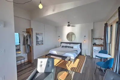 Image de Pet-friendly, Luxe Ice House King Room at Bowline Hotel