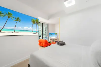 Image de Lunabase ☾ BlueSky Horizon: Smart Condo w/ Workspace