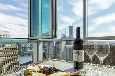 Image de 2br Epic Views ★Cbd★ 2 Cars ★Pool★Wine★Gym★Netflix