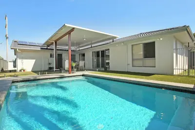 Image de Sleek, modern and spacious 4 Bedroom Holiday Home in the heart of Mooloolaba.