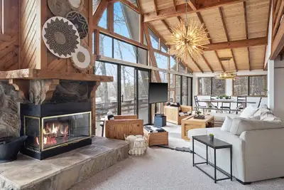 Image de Whitetail Lakeside Retreat by Innsbrook Vacations!