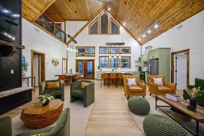 Image de Back Porch Oasis! Backs to wooded area! Hot tub-fire pit-air hockey! Sleeps 14