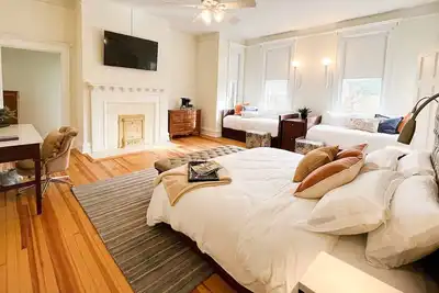 Image de Azalea Suite at Truitt Vanderbilt Club sleeps 6!