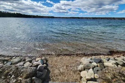 Image de Screech Owl Lodge! Lake Front, close to trails and ready for your stay! !