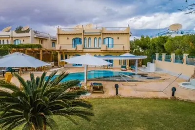 Image de Unique location with private pool and beach access