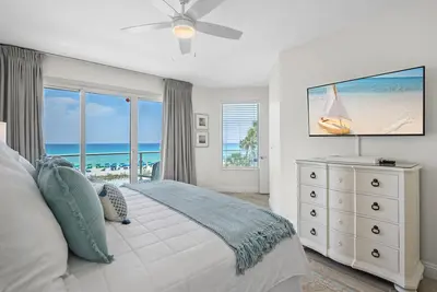 Image de Gulf Front 2 bedroom with Floor to Ceiling Windows!