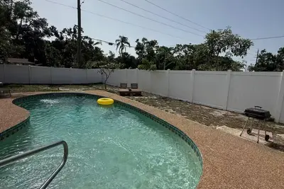 Image de Cozy chic pool house 4 bed 2 bath King Bed in master bedroom