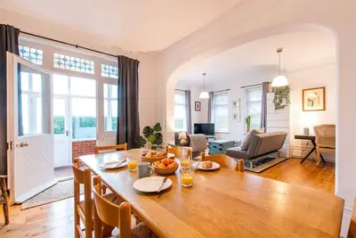 Image de Large Victorian Beach Front Apartment w/ Seaviews!