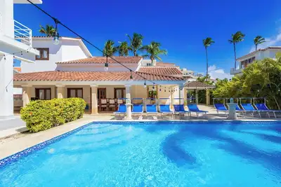 Image de Beachfront 8br Villa with Pool, Maid & Bbq – Just Steps from Los Corales Beach