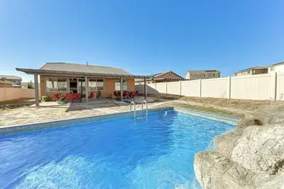 Image de Patio & Yard: Luxe Beaumont Getaway!