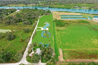 Image de Aria Oasis~King Bed, Privacy, Ponds, Cows, Luxury. Weddings, Events, Retreats!