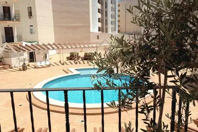 Image de Appartement chic et confortable avec terrasse, piscine partagée et Wi-Fi.