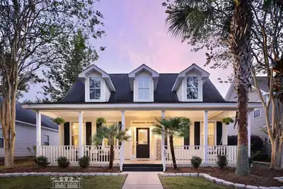 Image de Old Town Bluffton's \"The Yellow Cottage\" with Golf Cart and Fenced-In Yard